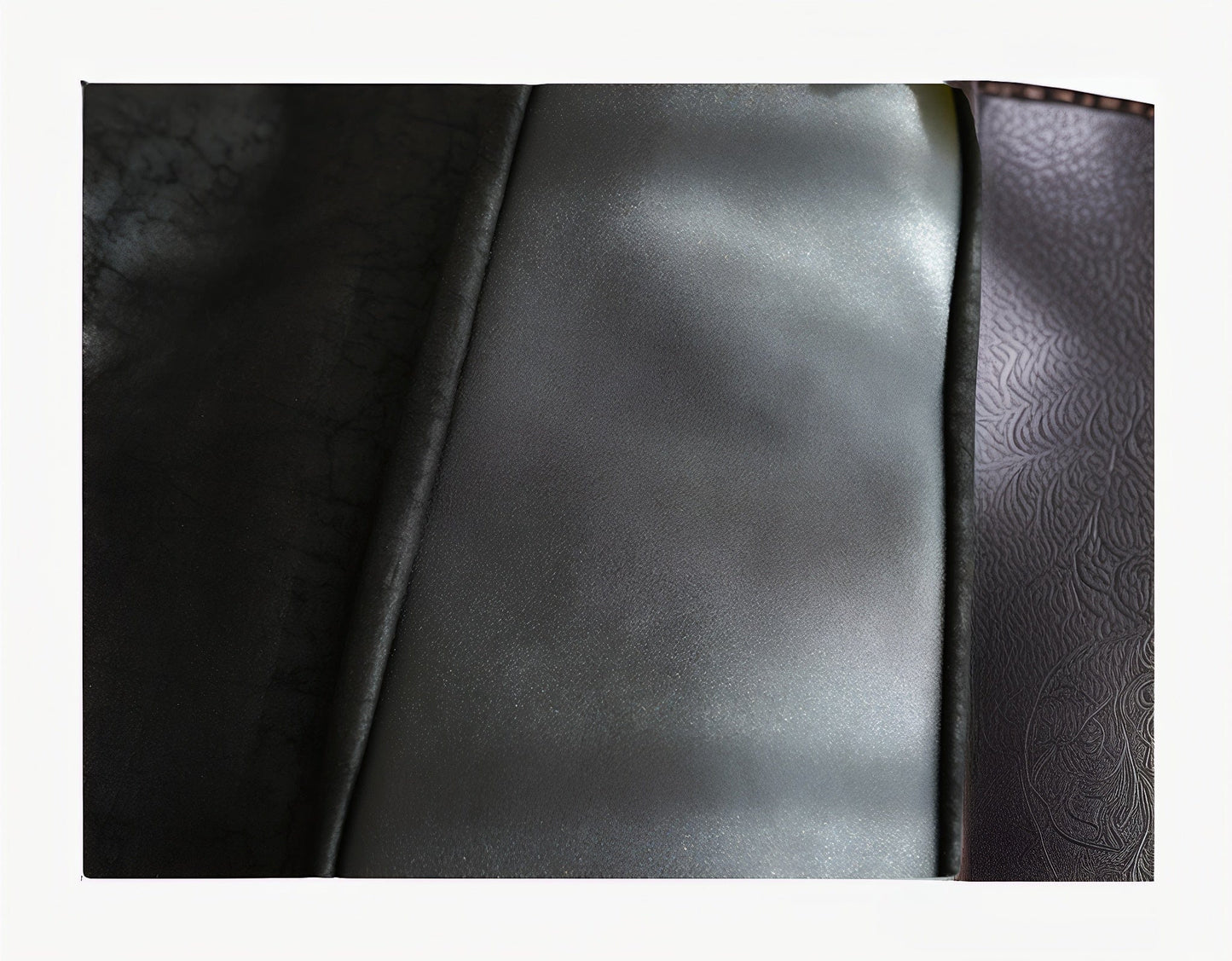 Detailed view of the bottom of the Loong Li tote bag,The base of the bag is finished in a unified black color, ensuring a sleek look while providing a sturdy and durable foundation.
