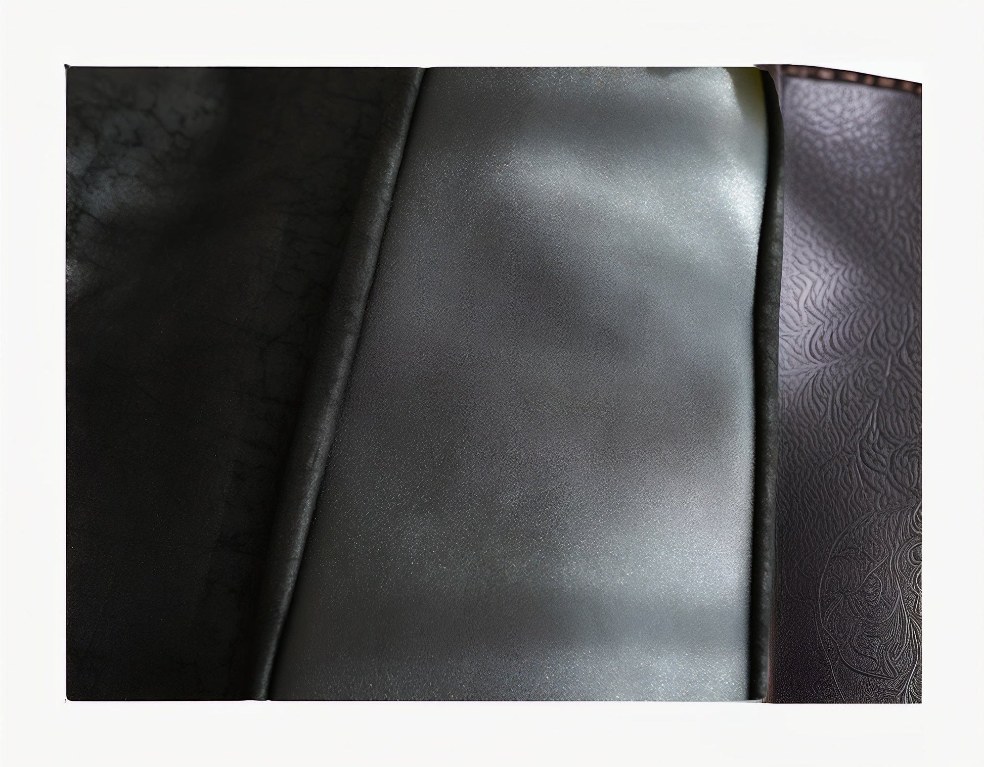 Detailed view of the bottom of the Loong Li tote bag,The base of the bag is finished in a unified black color, ensuring a sleek look while providing a sturdy and durable foundation.