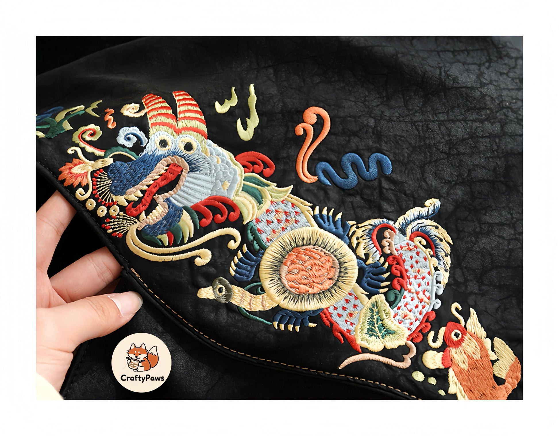 Loong Li Xiangyunsha shoulder bag with luxurious hand-embroidered 'Carp Leaping Over the Loong Gate' pattern. This exquisite craft symbolizes success and good fortune in New Chinese style.Gambiered Guangdong gauze (Xiangyunsha) shimmers with a captivating luster under varying light conditions.Hand-embroidered Loong: embodying the ultimate ​auspicious creature​ of Chinese culture with remarkable dynamism and vitality.