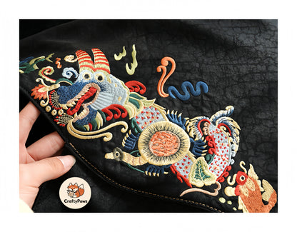 Loong Li Xiangyunsha shoulder bag with luxurious hand-embroidered 'Carp Leaping Over the Loong Gate' pattern. This exquisite craft symbolizes success and good fortune in New Chinese style.Gambiered Guangdong gauze (Xiangyunsha) shimmers with a captivating luster under varying light conditions.Hand-embroidered Loong: embodying the ultimate ​auspicious creature​ of Chinese culture with remarkable dynamism and vitality.